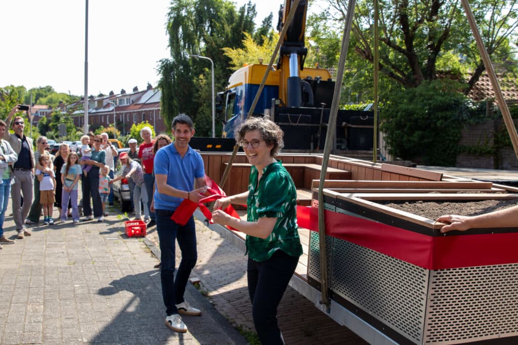 Bewoners maken in hun straat plaats voor elkaar met een tijdelijke ruimtemaker