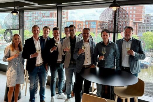 Target | the career company sluit zich aan bij Concreto Group, een toonaangevende human capital groep binnen het portfolio van investeringsmaatschappij Quadrum Capital. Deze samenwerking biedt ruimte voor verdere groei, verdieping van de dienstverlening en versterking van de positie binnen de technische arbeidsmarkt. Met deze strategische stap begint een nieuw hoofdstuk voor Target, dat dit jaar het tienjarig bestaan viert. Sinds de oprichting in 2015 is Target uitgegroeid tot een toonaangevende detacheerder van hoogopgeleide technische professionals in Noord-, Oost- en Midden-Nederland. Na een start in executive search is het dienstenaanbod uitgebreid met detachering, interim-management, de Target Academy en een eigen poule van Project Professionals. Met 30 interne collega’s, ruim 160 professionals in het veld en vier regionale kantoren heeft Target zich stevig gepositioneerd als kwaliteitslabel in technische detachering en duurzame loopbaanontwikkeling. Met deze stevige basis en ervaring is Target nu klaar voor de volgende groeifase, die wordt mogelijk gemaakt door de samenwerking met Concreto Group. Meer slagkracht, zonder concessies Door de aansluiting bij Concreto Group krijgt Target toegang tot extra kennis, capaciteit en een vergroot netwerk. Daarmee kan Target opdrachtgevers en professionals nog beter ondersteunen bij de uitdagingen van vandaag en morgen. Denk aan vraagstukken rondom flexibilisering, digitalisering, wet- en regelgeving zoals de Wet DBA, en de groeiende behoefte aan duurzame loopbaanontwikkeling. Erik Bakker, managing partner van Target: “De arbeidsmarkt is fundamenteel veranderd. Organisaties hebben behoefte aan snelheid, flexibiliteit én kwaliteit. Vanuit onze sectorspecialisatie kunnen wij hierin significante meerwaarde bieden. Door ons aan te sluiten bij Concreto Group vergroten we onze slagkracht, kunnen we onze dienstverlening verdiepen en tegelijkertijd trouw blijven aan onze eigen werkwijze. Deze samenwerking stelt ons in staat om duurzaam te groeien en het verschil te blijven maken in de markt.” Kees-Jan Vaartjes, managing partner van Target: “Vanaf het eerste gesprek met Concreto voelden we de klik. We delen veel van dezelfde kernwaarden: doen wat je zegt, aandacht voor mensen, en focus op kwaliteit en resultaat. Die gedeelde basis gaf ons het vertrouwen om samen deze volgende stap te zetten. We blijven trouw aan onze eigen identiteit, maar doen dat nu met extra kracht, kennis en netwerk. Zo creëren we nieuwe kansen voor onze mensen, onze klanten en onze gezamenlijke toekomst. We zitten vol ambitie, en zijn er klaar voor.” Wat betekent dit concreet voor klanten en professionals? Voor de opdrachtgevers verandert er niets aan de vertrouwde samenwerking, maar er is wel meer mogelijk. De samenwerking met Concreto Group stelt Target in staat zijn slagkracht te vergroten. Daardoor kan Target bij capaciteitsvraagstukken sneller schakelen, putten uit aanvullende expertise binnen de groep en gezamenlijk investeren in kwaliteit en de verdere ontwikkeling van zijn professionals. Ook professionals blijven profiteren van de persoonlijke benadering en de ontwikkelingsmogelijkheden binnen de Target Academy, die met deze stap nog verder kunnen worden uitgebouwd. Met onder meer workshops, het Target Development Program en individuele coaching investeert Target blijvend in duurzame loopbaanontwikkeling, volledig in lijn met de overtuiging dat toegewijde mensen het verschil maken. Gedeelde ambitie en versterking van onze positie Met de toetreding tot Concreto Group sluit Target zich aan bij een netwerk van gelijkgestemde organisaties – waaronder Siebert & Wassink, Ventiv Engineers en CoBuilders – die geloven in de kracht van menselijk kapitaal en die, net als Target, staan voor kwaliteit, persoonlijke aandacht en ondernemerschap. Tom Kleizen, CEO van Concreto Group: “Target heeft een sterke marktpositie en een unieke propositie met de Target Academy. Door samen te werken aan merkpositionering en kennisdeling kunnen we Target helpen zijn relevantie voor professionals en opdrachtgevers verder te vergroten. Daarnaast biedt de geografische spreiding van Concreto Group en Target mogelijkheden om processen en expertise efficiënter in te zetten.” Target blijft opereren onder eigen naam en met dezelfde dienstverlening die klanten van het bedrijf gewend zijn, vanuit de vestigingen in Zwolle, Arnhem, Groningen en Enschede. De huidige aandeelhouders – Erik Bakker, Kees-Jan Vaartjes, Hans Haselhorst, Thomas Snoeijer en Niek Fidder – blijven actief betrokken, houden hun vertrouwde rol en activiteiten binnen Target en nemen gezamenlijk een belang in Concreto Group. Met behoud van de eigen identiteit en cultuur bouwt Target samen met Concreto verder aan een sterke toekomst voor zijn professionals en opdrachtgevers.