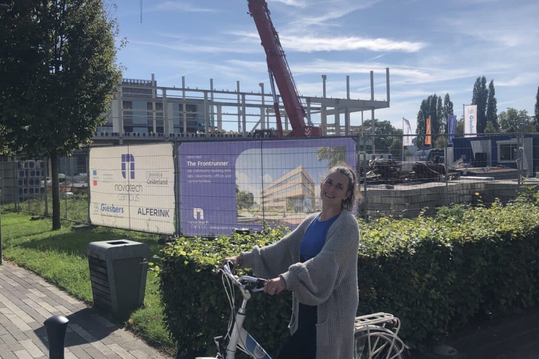 ‘ls Community Development Manager bij Noviotech Campus zet ik me dagelijks in voor een levendig en verbonden ecosysteem waarin bedrijven, kennisinstellingen en ondernemers elkaar versterken. Met mijn achtergrond in het start-up ecosysteem, ondernemerschap, marketing en relatiemanagement geloof ik in de kracht van verbinding: juist wanneer mensen elkaar ontmoeten en samenwerken, ontstaan kansen voor groei en innovatie.