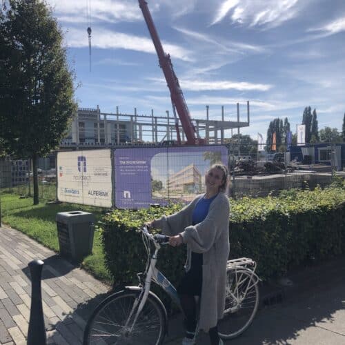 ‘ls Community Development Manager bij Noviotech Campus zet ik me dagelijks in voor een levendig en verbonden ecosysteem waarin bedrijven, kennisinstellingen en ondernemers elkaar versterken. Met mijn achtergrond in het start-up ecosysteem, ondernemerschap, marketing en relatiemanagement geloof ik in de kracht van verbinding: juist wanneer mensen elkaar ontmoeten en samenwerken, ontstaan kansen voor groei en innovatie.