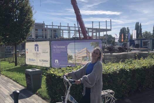 ‘ls Community Development Manager bij Noviotech Campus zet ik me dagelijks in voor een levendig en verbonden ecosysteem waarin bedrijven, kennisinstellingen en ondernemers elkaar versterken. Met mijn achtergrond in het start-up ecosysteem, ondernemerschap, marketing en relatiemanagement geloof ik in de kracht van verbinding: juist wanneer mensen elkaar ontmoeten en samenwerken, ontstaan kansen voor groei en innovatie.