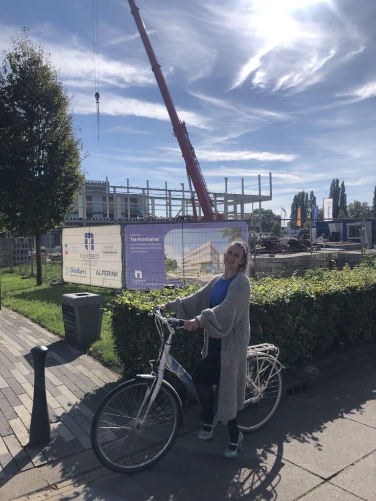 ‘ls Community Development Manager bij Noviotech Campus zet ik me dagelijks in voor een levendig en verbonden ecosysteem waarin bedrijven, kennisinstellingen en ondernemers elkaar versterken. Met mijn achtergrond in het start-up ecosysteem, ondernemerschap, marketing en relatiemanagement geloof ik in de kracht van verbinding: juist wanneer mensen elkaar ontmoeten en samenwerken, ontstaan kansen voor groei en innovatie.