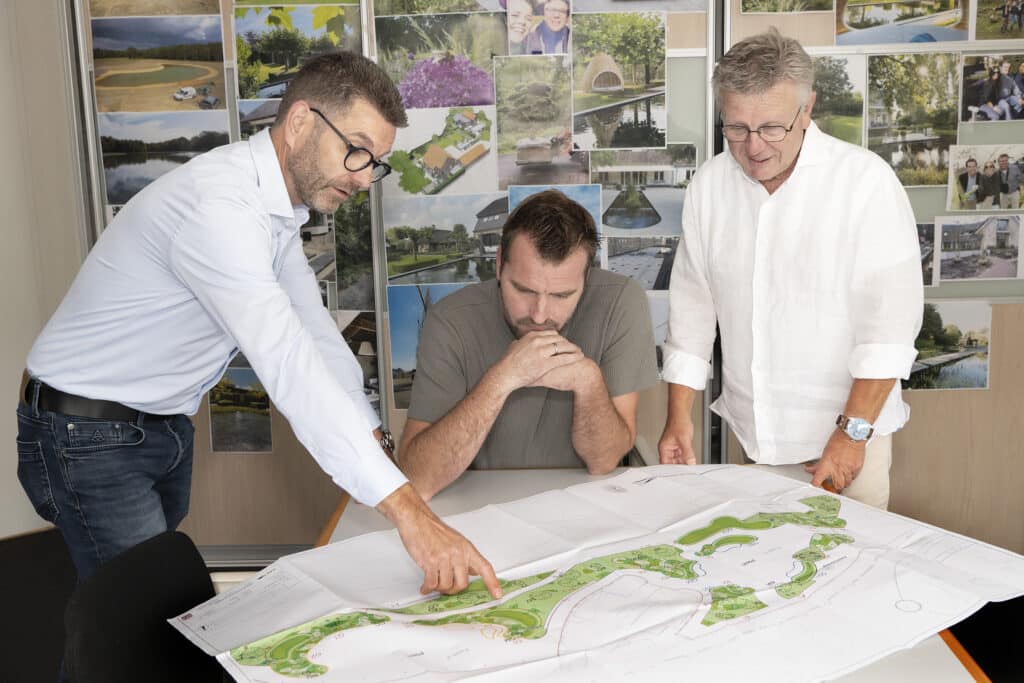 Herbert Wagenaer startte in 1980 met een droom, een paar scheppen en lef. Vijfenveertig jaar later is Waco Groen uit Westervoort stevig geworteld in de regio Arnhem. Met de aansluiting bij de Koninklijke Ginkel Groep in 2020 en de recente samenwerking met Rosa Novum is Waco Groen klaar voor de toekomst, met duurzaamheid en inclusiviteit als stevige pijlers.