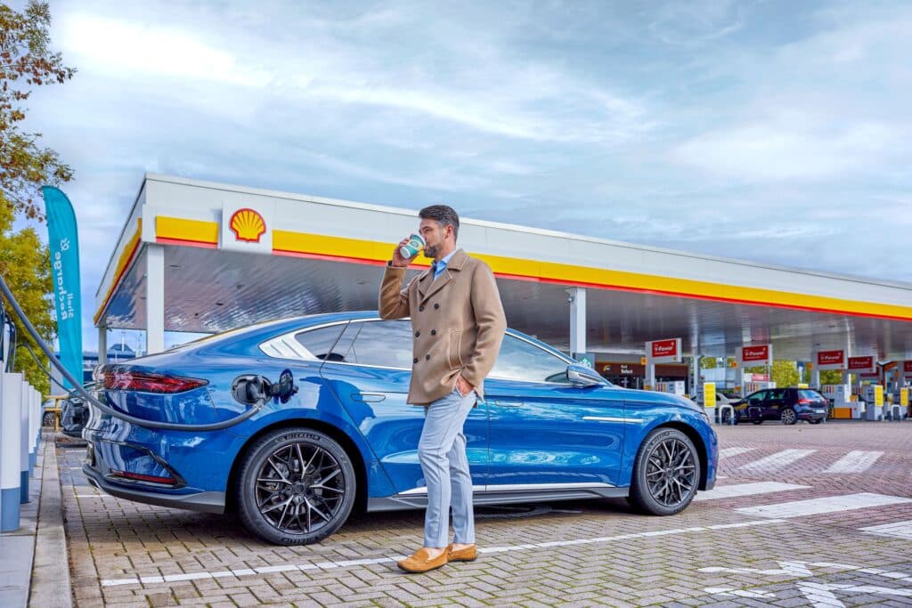 Nieuwe laadapp Travolta biedt EV-rijders gratis koffie bij snellaadlocaties